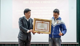 Thủ tướng tặng bằng khen cho người thợ sửa điều hoà cứu cháu bé trong đám cháy ở Hà Nội