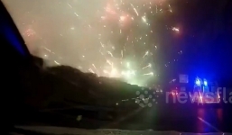 Xe tải chở pháo hoa gặp nạn trên đường cao tốc khiến cả bầu trời sáng rực