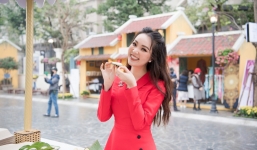 Á hậu Thụy Vân đọ sắc cùng MC Đan Lê tại đường hoa xuân hút khách bậc nhất Hà Nội