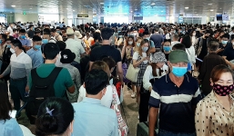 Sân bay Tân Sơn Nhất đông nghịt người ngày mùng 5 Tết, giá vé tăng cao chót vót