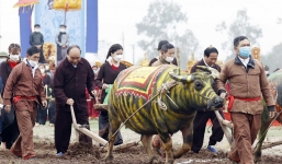 Chủ tịch nước Nguyễn Xuân Phúc xuống đồng cày ruộng đầu năm mới tại lễ Tịch điền Đọi Sơn