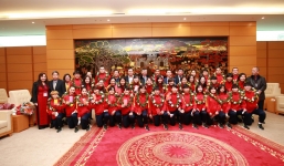 ĐT nữ Việt Nam xuất hiện ở sân bay Nội Bài: 'Thật sự đến lúc này Tết mới đến với toàn đội'