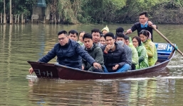 Chùa Hương bất ngờ mở cửa sớm hơn dự kiến, nhiều du khách không đeo khẩu trang