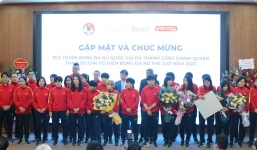 Đội tuyển nữ Việt Nam nhận khoảng hơn 25 tỷ đồng tiền mặt cùng nhiều hiện vật 