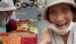 Cụ bà mang 15 quả xoài từ quê lên Sài Gòn để bán lấy tiền mua thuốc, sự lạc quan khiến ai cũng thấy ấm áp