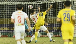 Tuyệt phẩm sút xa tuyệt đẹp của Phan Văn Đức khiến cầu trường sân Vinh bùng nổ