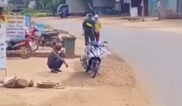 Hành quân qua nhà, chiến sĩ cảnh sát mang đến khoảnh khắc khiến ai cũng xúc động