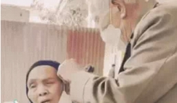 Khoảnh khắc cụ ông ân cần chăm sóc bạn đời khiến nhiều người rút ra bài học đáng suy ngẫm