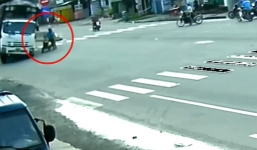 Sang đường kiểu tự sát, cặp đôi đi xe máy đẩy ô tô tải vào tình thế vô cùng nguy hiểm