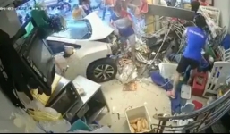 Ô tô 'điên' lao thẳng vào cửa hàng bánh mì ở Đà Nẵng khiến nhiều người bị thương