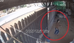 Người phụ nữ bất ngờ bị cổng sắt đè trúng, nhìn thôi cũng thấy đau giùm nạn nhân