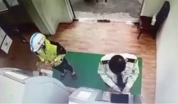 Chủ quan khi rút tiền ở cây ATM, người phụ nữ 'dâng tiền' cho ông bảo vệ tham lam