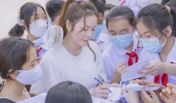 Về thăm trường cũ, Lý Nhã Kỳ bị học trò vây lấy 'xin vía' giàu sang