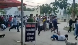 Dòng người dân chen lấn, đẩy ngã nhau để bốc số thứ tự làm hồ sơ đất đai khiến nhiều người sốc nặng