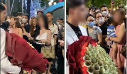 Tỏ tình gái xinh bằng một bó hoa tiền trên phố đi bộ, chàng trai nhận cái kết cực phũ