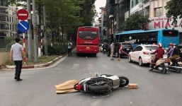 Khoảnh khắc cô gái đi xe SH tử vong thương tâm sau va chạm với ô tô khách 45 chỗ ở Hà Nội