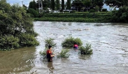 Bình Thuận: Đá bóng rồi đi tắm trong ngày sinh nhật, 3 học sinh bị nước cuốn trôi