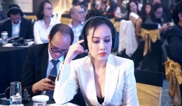 Hiếm hoi mặc áo tôn vòng 1 khi đi sự kiện, BTV Hoài Anh lập tức chiếm trọn spotlight 