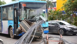 Bó sắt trên công công tự chế xuyên thủng đầu xe buýt ở Hà Nội khiến hành khách thất kinh
