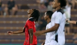 'Tiều phu đốn củi' Ronaldo khiến 2 cầu thủ Timor Leste nằm sân, BLV không kìm được cảm xúc