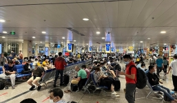 Mưa lớn khiến hàng loạt chuyến bay từ Tân Sơn Nhất không thể cất cánh 