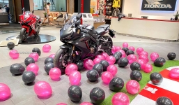 Wowy bất ngờ được 'Bà Già Noel' tặng mô tô xịn gần 300 triệu đồng