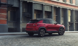 Chevrolet Trailblazer 2021 hút khách ngoài dự kiến, sản xuất không kịp bán khiến Toyota Fortuner lo sốt vó