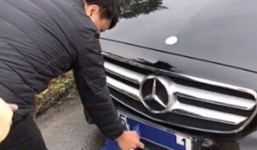 Tài xế xe sang bị phạt nặng khi dùng băng dính che BKS trên cao tốc