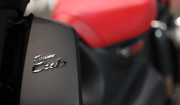 Ngắm nhìn Honda Super Cub bản đen tuyền: Đẳng cấp của một huyền thoại