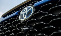 Đưa xe vào hãng chỉ thay logo, chủ xe giật mình khi cầm tờ hóa đơn 