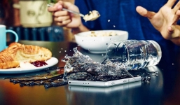 Thói quen sai lầm của người dùng khi xử lý điện thoại bị nhúng nước