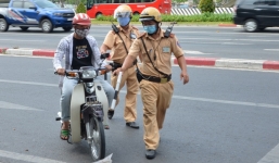 Lái xe kiểu này ra đường, gặp CSGT khó tránh bị phạt tiền cả triệu đồng