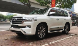Land Cruiser 2022 làm giá khó tin trên thị trường Việt, khách muốn mua xe phải chi thêm tiền sắm hẳn Wigo