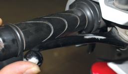 Kiểm tra dầu thắng xe máy, chi tiết nhỏ thường bị bỏ quên vì chủ quan