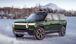 Cận cảnh chiếc xe điện Rivian R1s được tỷ phú Jeff Bezos dùng đến phi thuyền New Shepard