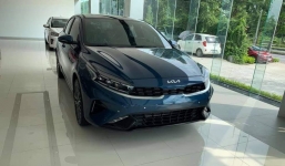 Cận cảnh Kia K3 có mặt tại đại lý, dân tình náo loạn vì một chi tiết khó hiểu