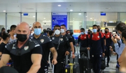 ĐT Oman đổ bộ xuống Nội Bài, mang theo 2,5 tấn hành lý tới Việt Nam