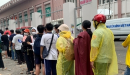 Đáp lại tấm lòng bầu Đức, NHM 'đội mưa' nhận vé xem HAGL đấu Sydney