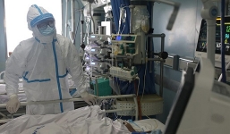 Gia đình bác sĩ tử vong vì covid-19 được nhận 700 USD 'tiền cảm thông'