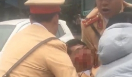 Hà Nội: Đôi nam nữ vượt đèn đỏ đâm một cảnh sát giao thông bị thương