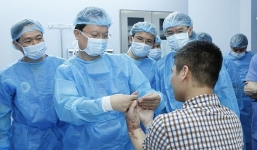 Việt Nam lần đầu ghép tay thành công từ người cho còn sống