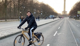 Đoàn Văn Hậu tung tăng dạo trời Âu với set đồ hiệu giá 'khủng'