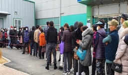 Hàn Quốc: Một người trốn cách ly để tới xếp hàng mua khẩu trang