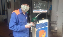 Đi đổ xăng quên ví, người đàn ông nhận cái kết đầy tình người từ anh nhân viên