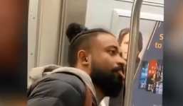 Người đàn ông liếm cột trên tàu điện bất chấp dịch Covid-19