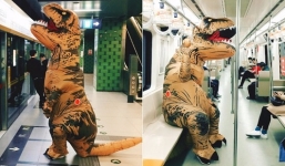 Người đàn ông giả dạng khủng long để trốn cách ly