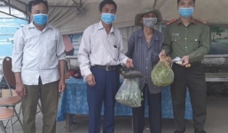 Xúc động hình ảnh các cụ ông, cụ bà đi ủng hộ cuộc chiến chống dịch 