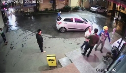 Nam thanh niên đánh bảo vệ khi được nhắc đeo khẩu trang