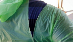 Xót xa hình ảnh bác sĩ Ấn Độ dùng áo mưa, mũ bảo hiểm cứu người nhiễm Covid-19