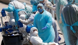 Khó hiểu: Đeo khẩu trang giữa dịch Covid-19, bác sĩ Mỹ bị kỷ luật